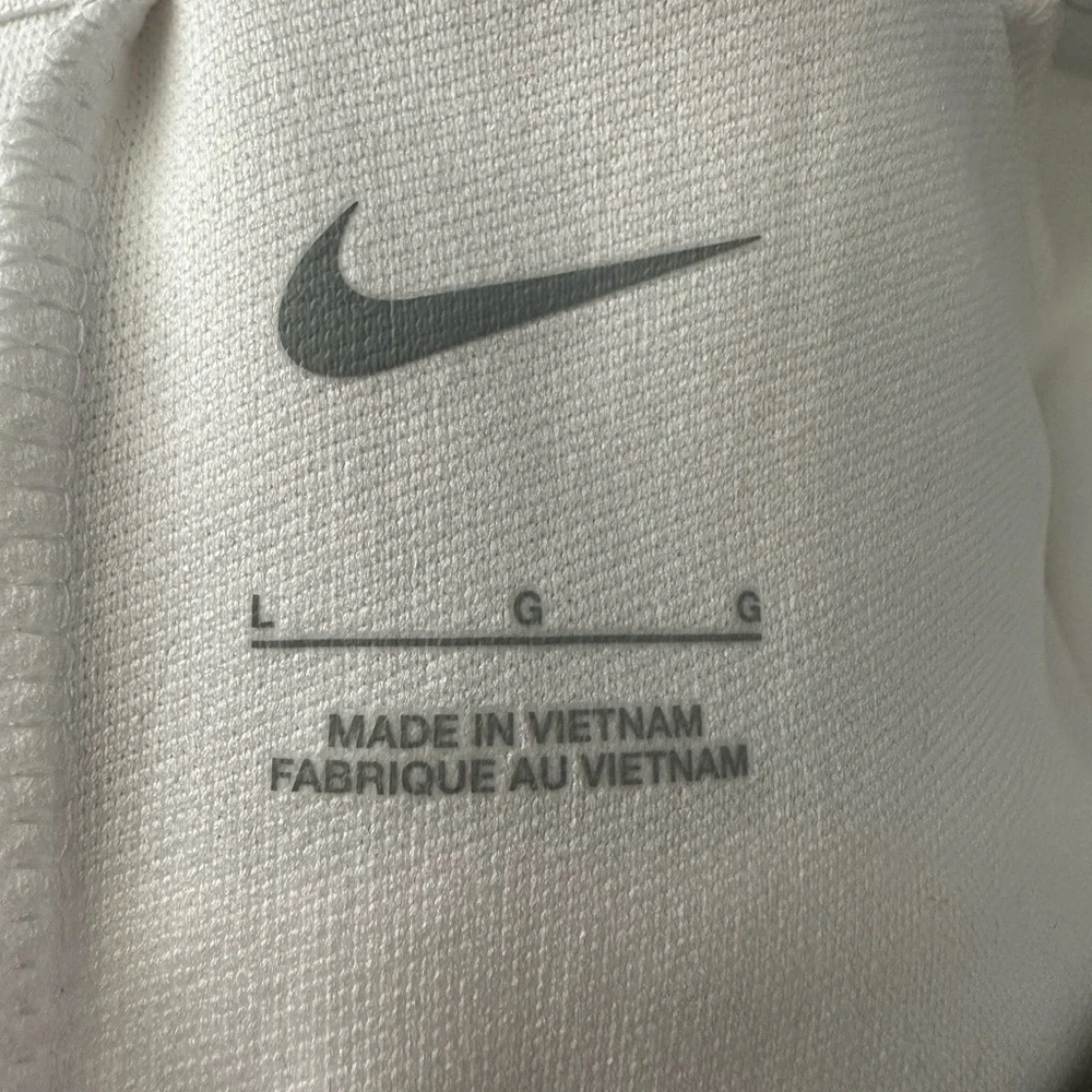 NWT Nike Women’s 1/2 zip, white/black, Large